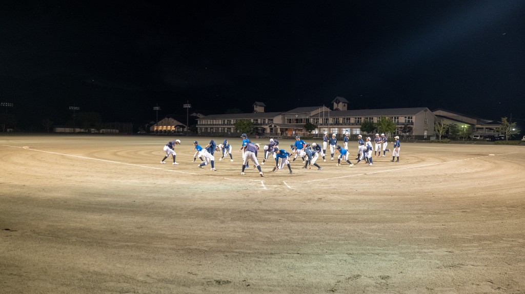 夜間練習の忍野中学校グラウンド