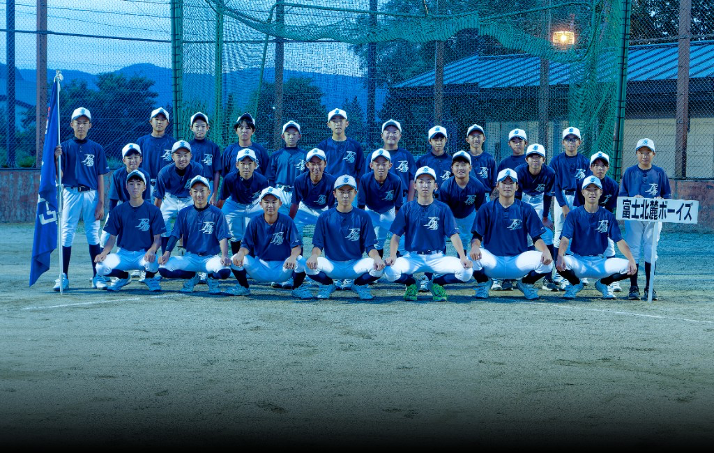 グラウンドでのチーム集合写真
